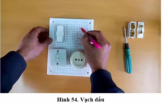 Lý thuyết Công nghệ 9 Bài 8: Thực hành: Lắp mạch điện hai công tắc hai cực điều khiển hai đèn (hay, chi tiết) Ly Thuyet Thuc Hanh Lap Mach Dien Hai Cong Tac Hai Cuc Dieu Khien Hai Den 4