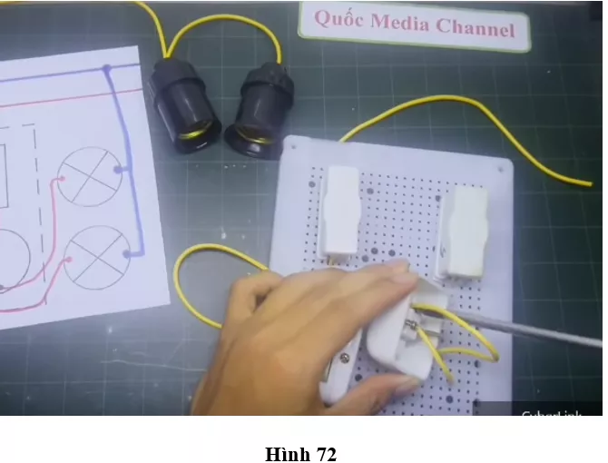 Lý thuyết Công nghệ 9 Bài 10: Thực hành: Lắp mạch điện một công tắc ba cực điều khiển hai đèn (hay, chi tiết) Ly Thuyet Thuc Hanh Lap Mach Dien Mot Cong Tac Ba Cuc Dieu Khien Hai Den 4