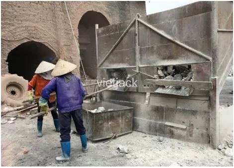 Hiện nay, nước ta còn nhiều lò nung vôi thủ công đang hoạt động Hien Nay Nuoc Ta Con Nhieu Lo Nung Voi Thu Cong Dang Hoat Dong