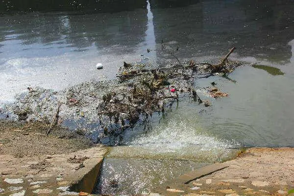 Tìm hiểu tình trạng ô nhiễm nguồn nước ở địa phương em Bai 11 Thuy Quyen Nuoc Tren Luc Dia 131882
