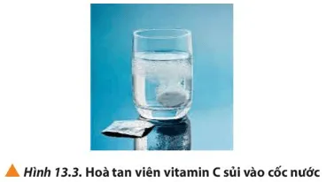 Khi thả viên vitamin C sủi vào cốc nước như Hình 13.3, em hãy dự đoán sự thay đổi nhiệt độ của nước trong cốc Cau Hoi 3 Trang 82 Hoa Hoc 10