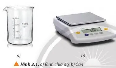 Với các dụng cụ là bình chia độ (ca đong) (Hình 3.1a) và cân (Hình 3.1b) Cau Hoi 4 Trang 18 Vat Li 10 132244