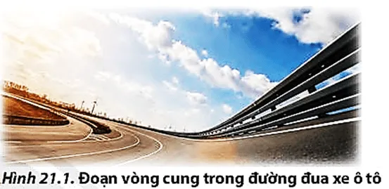 Em nhận xét gì về mặt đường đua trong Hình 21.1 Mo Dau Trang 131 Vat Li 10