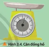 Một bạn chuẩn bị thực hiện đo khối lượng của một túi trái cây bằng cân như Hình 3.4 Van Dung Trang 20 Vat Li 10 132240