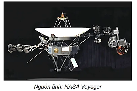 Hình bên cho thấy một trong hai con tàu vũ trụ Voyager đang làm nhiệm vụ thăm dò Khoi Dong Trang 60 Vat Li 10 131859